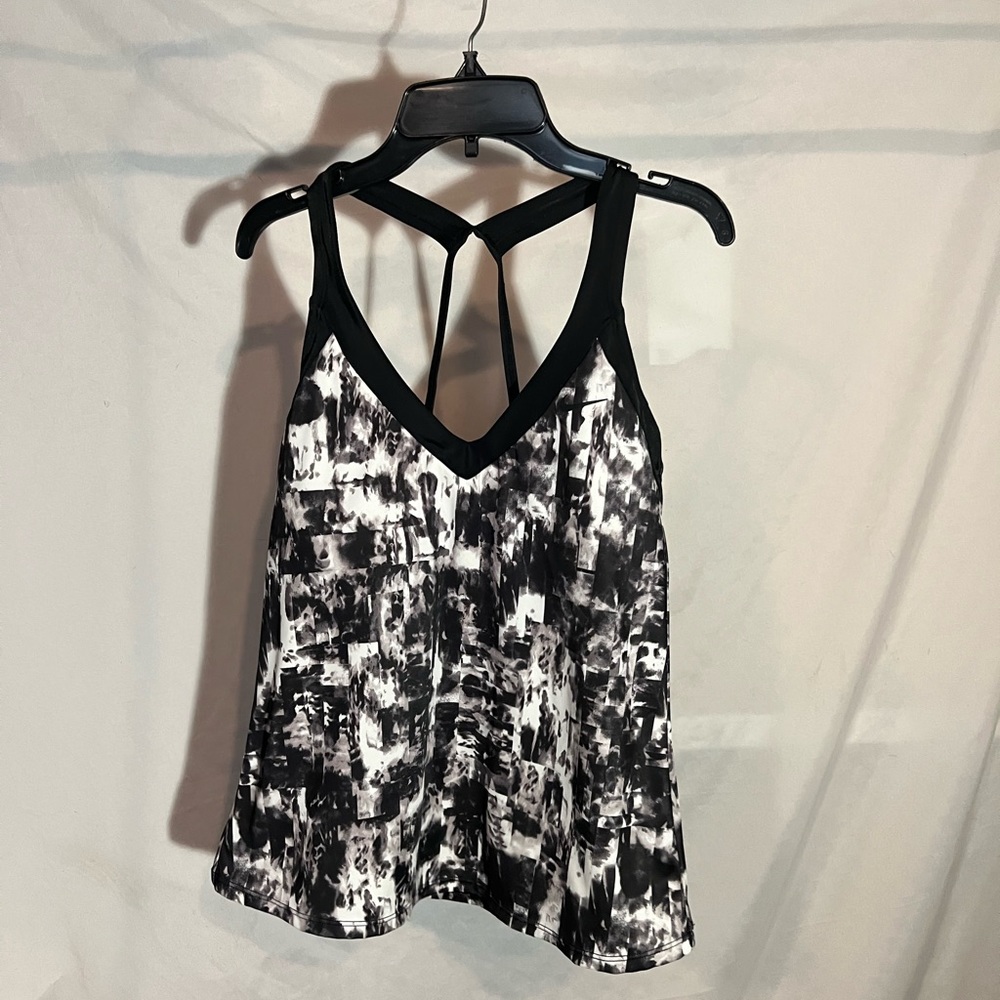 𝅺Nike Women's Racer Back V Neck Athletic Tank Top Black and White Size Medium